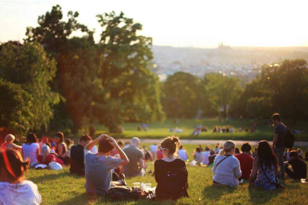 evenements plein air People relaxing and enjoying a sunny day in a bustling city park.